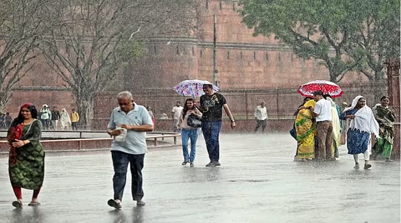 दिल्ली: राष्ट्रीय राजधानी के कुछ हिस्सों में हल्की बारिश के रूप में अचानक मौसम में बदलाव