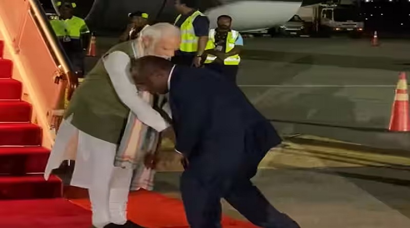 देखें: पापुआ न्यू गिनी के प्रधानमंत्री ने छुए पीएम मोदी के पैर क्योंकि बाद में द्वीप राष्ट्र की पहली यात्रा के लिए पहुंचे