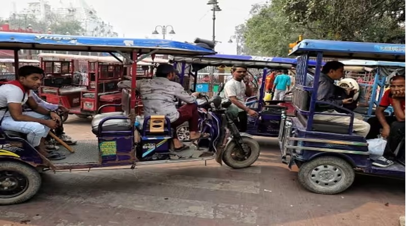 दिल्ली: नशे में धुत सिपाही ने ई-रिक्शा पर कार चढ़ा दी, चालक की मौत, गिरफ्तार