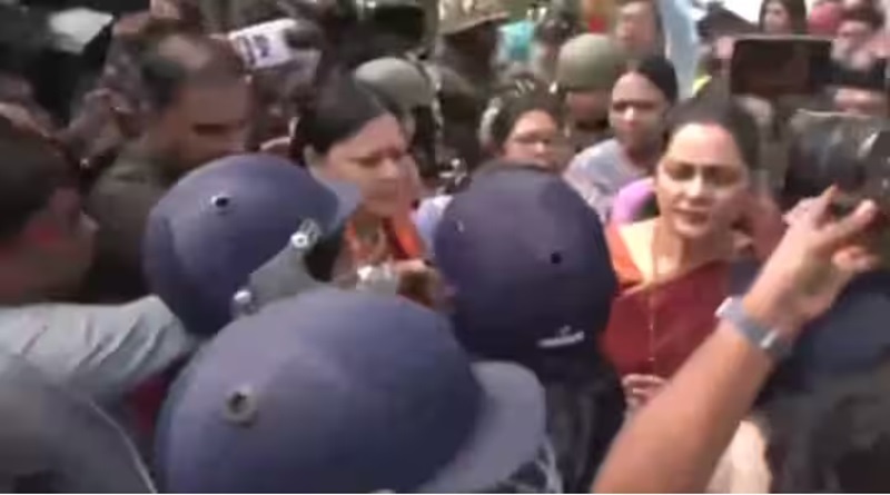 संदेशखाली हिंसा: पुलिस द्वारा संघर्षग्रस्त क्षेत्र का रास्ता रोकने के बाद भाजपा प्रतिनिधिमंडल ने धरना दिया